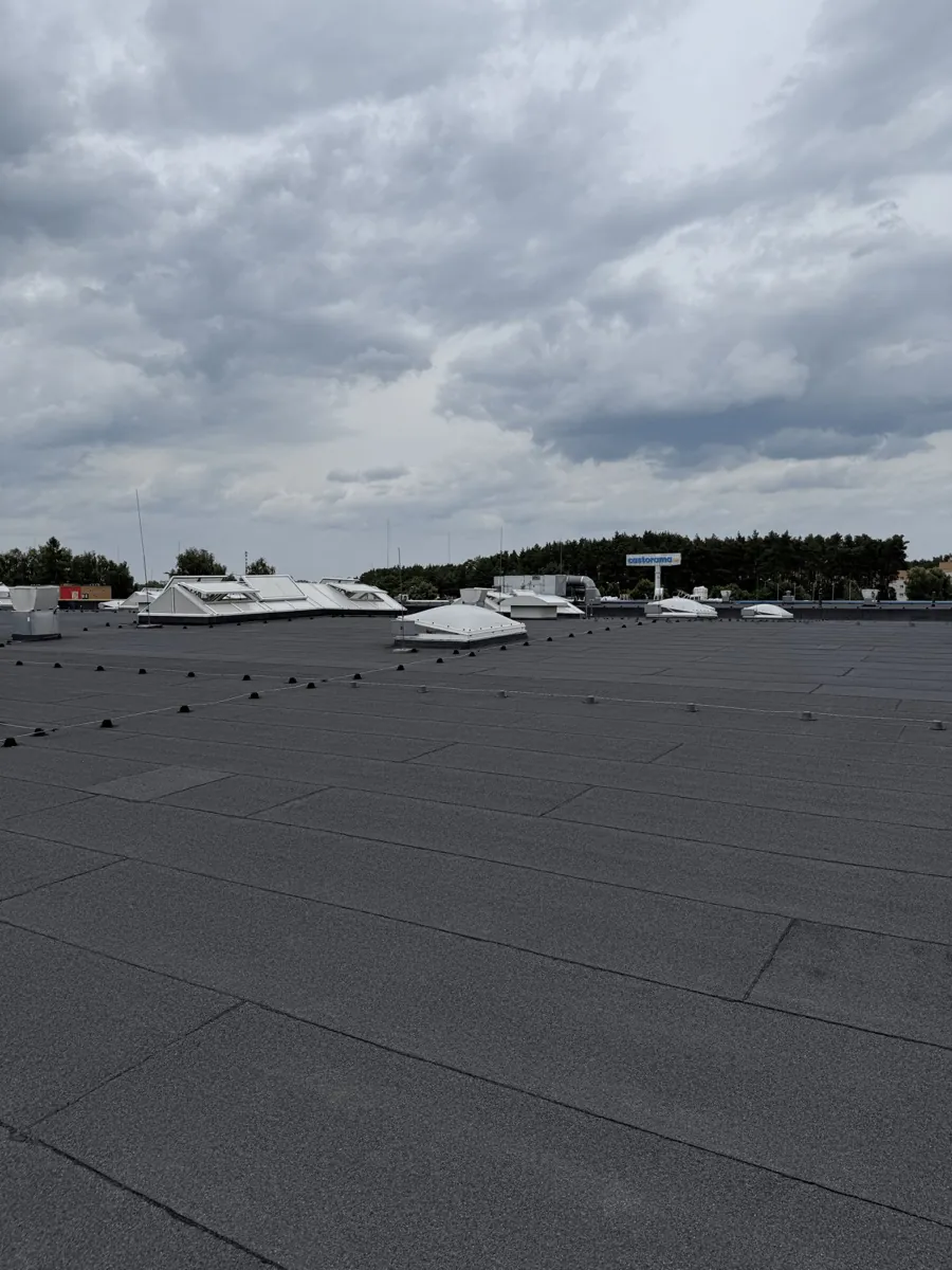 Realizacja PURSOLUTIONS: Leszno 2025 · dach hali 3600 m² przed renowacją