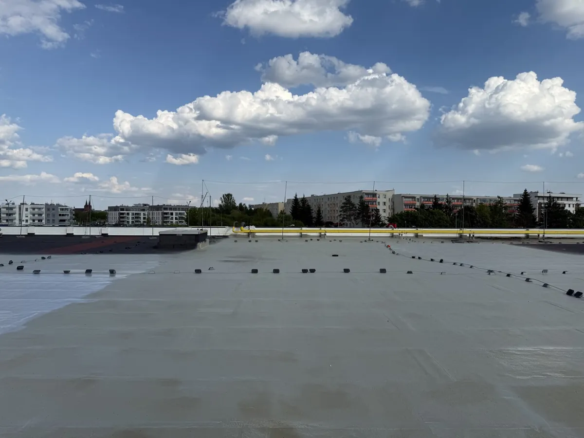 Przykładowa realizacja PURSOLUTIONS: Łomża 2025 · dach 7700 m² przed natryskiem