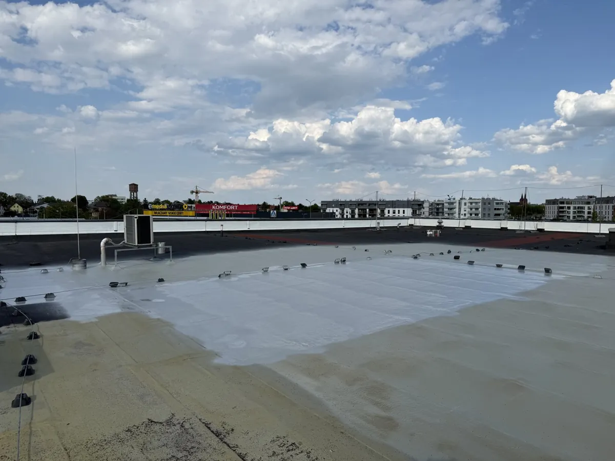 Realizacja PURSOLUTIONS: Łomża 2025 · dach 7700 m² · natrysk polimocznika na istniejące pokrycie