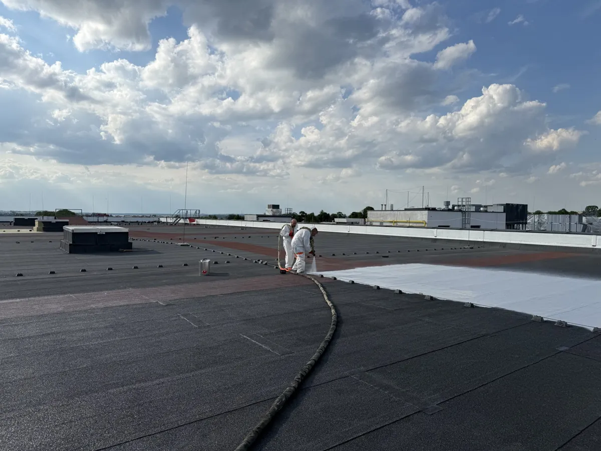 Realizacja PURSOLUTIONS: Łomża 2025 · dach 7700 m² · natrysk w trakcie