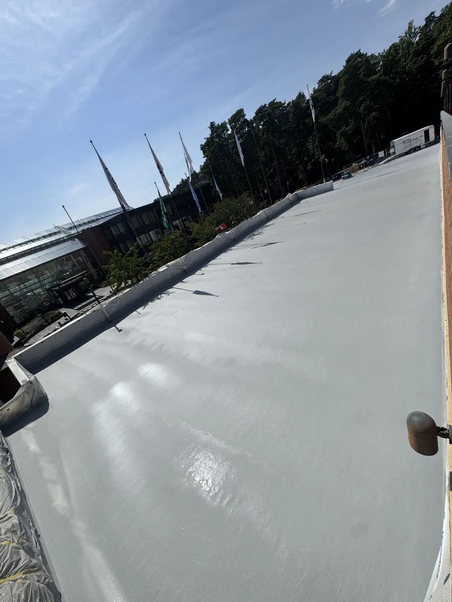 Realizacja PURSOLUTIONS: Oslo (Norwegia) · dach 850 m² · gotowa powłoka 5 mm