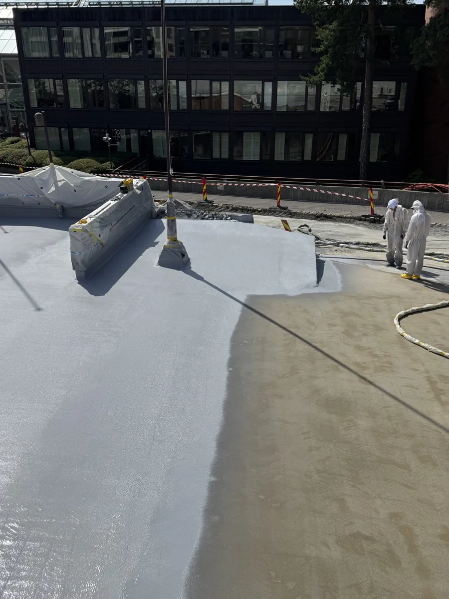 Przykładowa realizacja PURSOLUTIONS: Oslo (Norwegia) · natrysk polimocznika na betonowy dach 850 m²