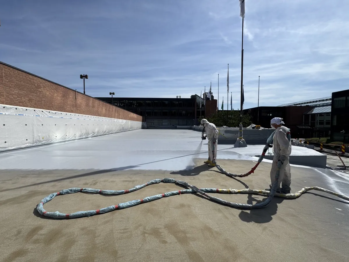 Realizacja PURSOLUTIONS: Oslo (Norwegia) · natrysk na betonowy dach, powłoka 5 mm