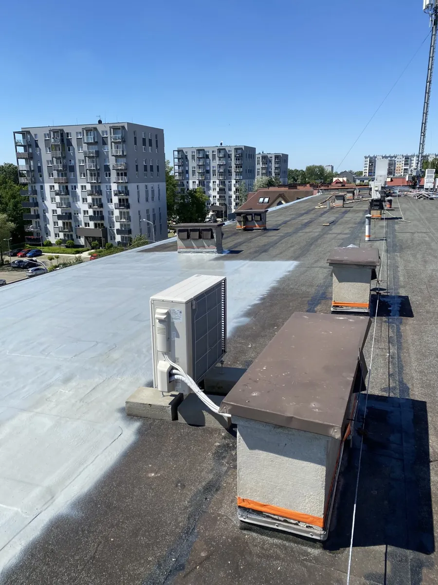 Realizacja PURSOLUTIONS: Warszawa, al. Solidarności 2022 · dach 900 m²