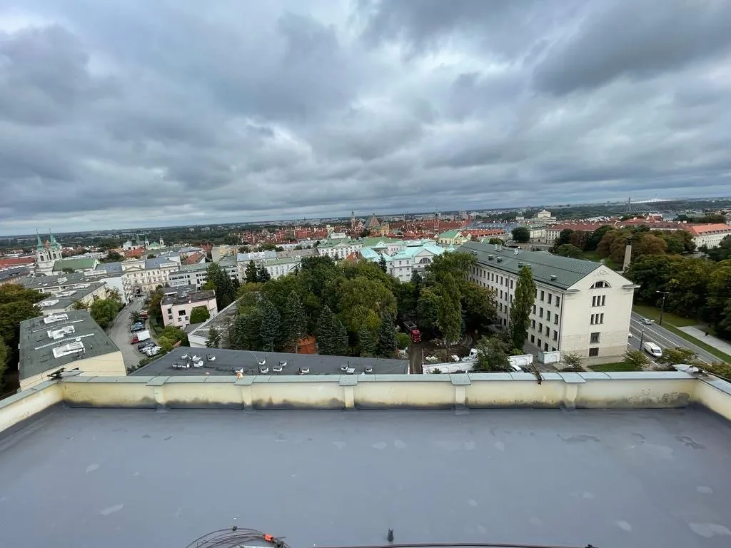 Realizacja PURSOLUTIONS: Warszawa, al. Solidarności 2022 · dach 900 m² · gotowa powłoka