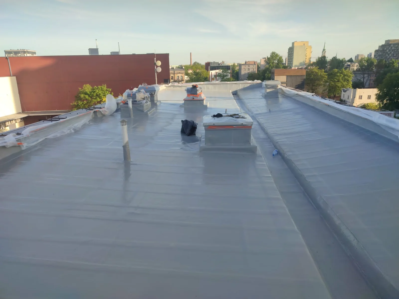 Gotowa monolityczna powłoka polimocznikowa na dachu płaskim 1000 m² — Łódź