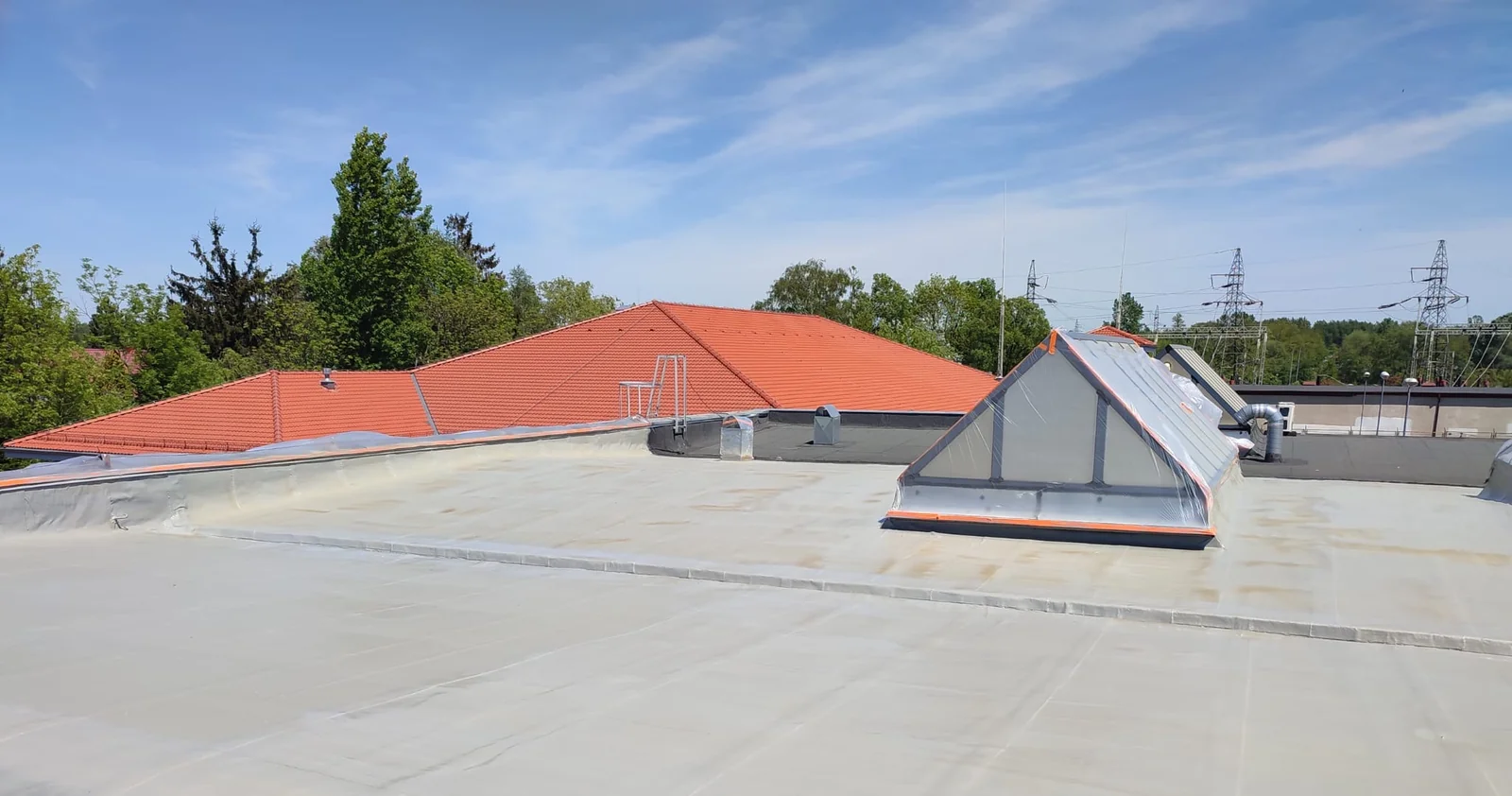 Gotowa hydroizolacja polimocznikowa na dachu 2500 m² — Łódź
