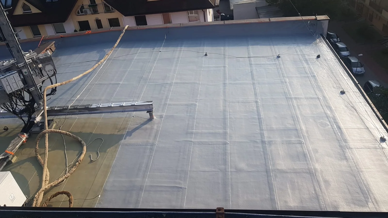 Łódź, ul. Świtezianki — dach płaski 2500 m² zabezpieczony polimocznikiem (2022)